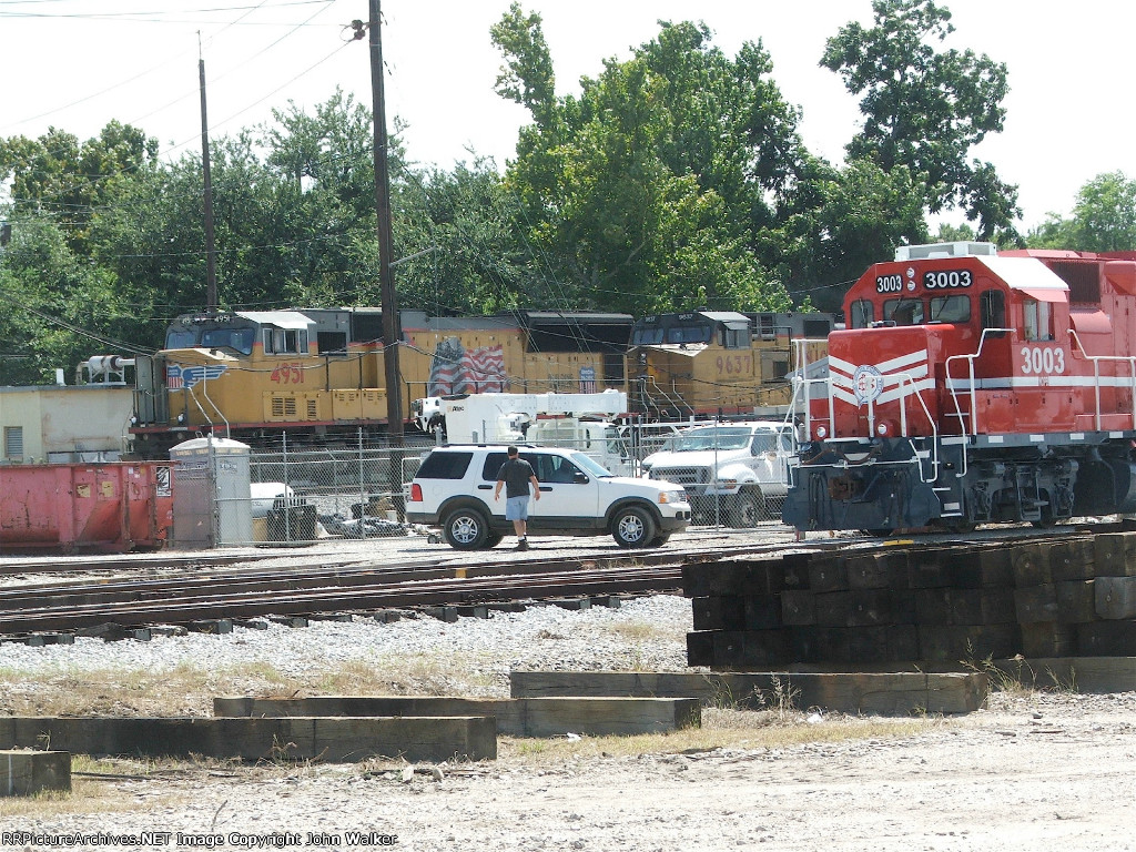 A crew change on the UP after crossing the Huey P. Long Bridge hhile NOPB 3003 idles in the Central Avenue Yard.